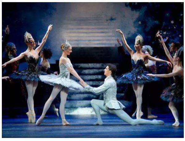 热售中  芭蕾舞剧《灰姑娘》一场由水晶鞋踩出的浪漫，等你来邂逅！