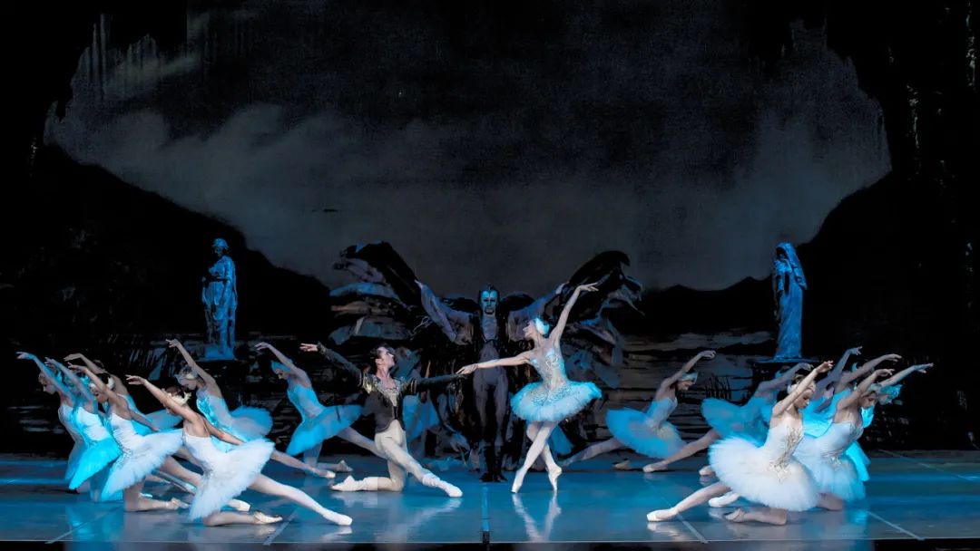绝美“天鹅”！俄罗斯国家古典模范芭蕾舞团的这场《天鹅湖》，真的很绝！